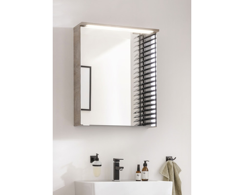 Badezimmer mit Spiegelschrank, Waschbecken und Armaturen