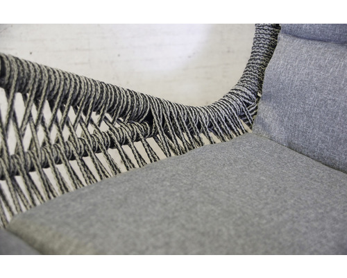 Nahaufnahme eines Stuhls mit geflochtener Umrandung und gepolstertem Sitz