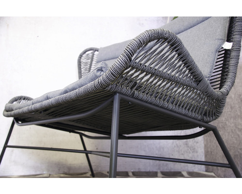 Nahaufnahme eines Loungesessels mit Kordelbespannung und Sitzkissen