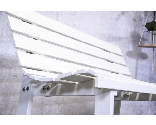 Weiße Holzbank mit Rückenlehne für den Außenbereich
