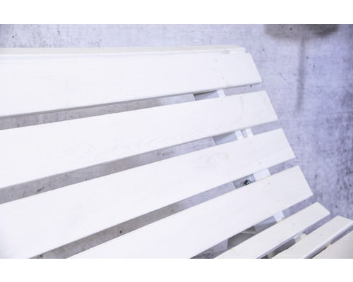 Detailansicht einer weißen Holzbank mit Lattenrost