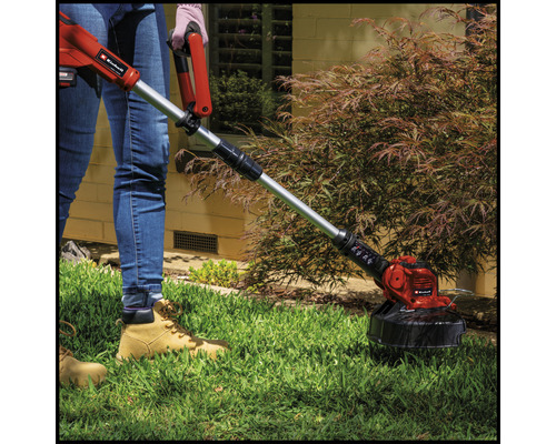 Person benutzt einen Rasentrimmer der Marke Einhell im Garten.