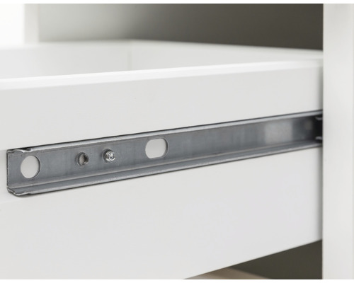 Detailaufnahme eines Schubladenauszugs aus Metall