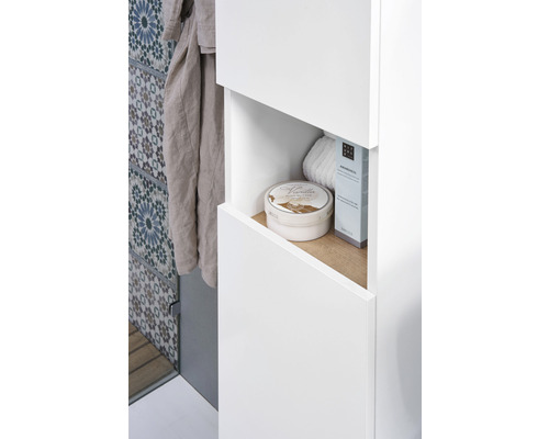 Detailaufnahme eines weißen Badezimmerschranks mit offenen Fächern zur Aufbewahrung von Kosmetikprodukten