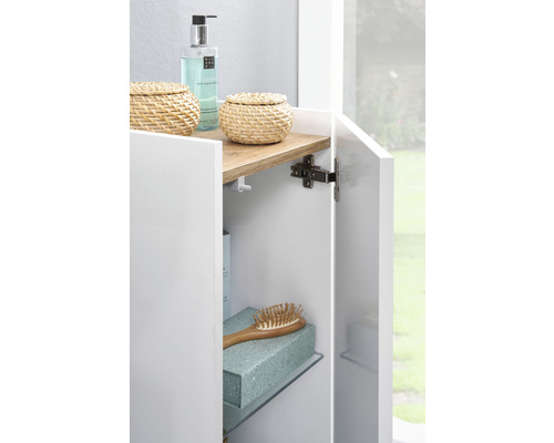 Badezimmer Hochschrank mit offenem Schrankfach, Regalböden und Badutensilien.