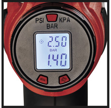 Nahaufnahme des digitalen Displays einer Luftpumpe mit Druckanzeigen in PSI, KPA und Bar