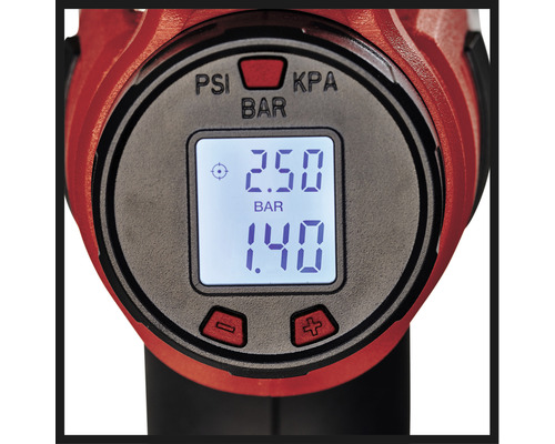 Nahaufnahme des digitalen Displays einer Luftpumpe mit Druckanzeigen in PSI, KPA und Bar