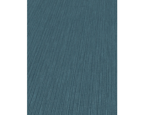 Nahaufnahme einer blauen Vliestapete mit Streifenstruktur.