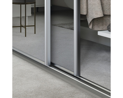 Detailaufnahme eines Schiebetürschranks mit Aluminiumrahmen und Bodenprofil.