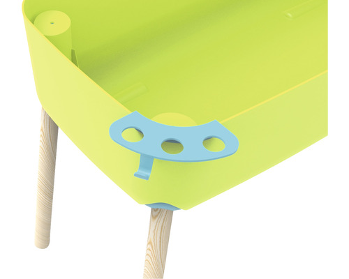 Detailansicht eines Kinderspieltisches mit Becherhalter und Holzbeinen