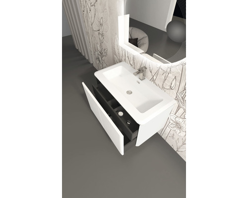 Badezimmer Szene mit Waschbeckenunterschrank, geöffneter Schublade und Spiegel