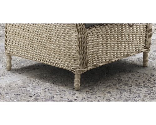 Detailansicht eines geflochtenen Gartenstuhls mit Beinen