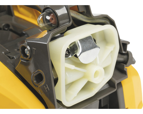 Detailaufnahme einer Kettensäge mit Primerpumpe und Choke