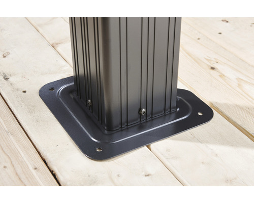 Detailansicht einer Pavillonbefestigung am Boden