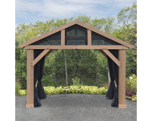 Holzpavillon mit Vorhängen und Netzstruktur