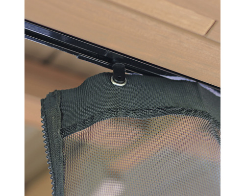 Detailansicht eines Insektenschutznetzes mit Aufhängung an einer Schiene