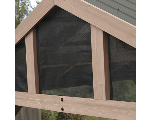 Detailansicht eines Gartenhauses mit Holzrahmen und Insektenschutzgitter