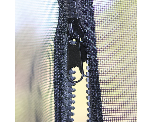 Detailaufnahme eines schwarzen Reißverschlusses an einem Moskitonetz