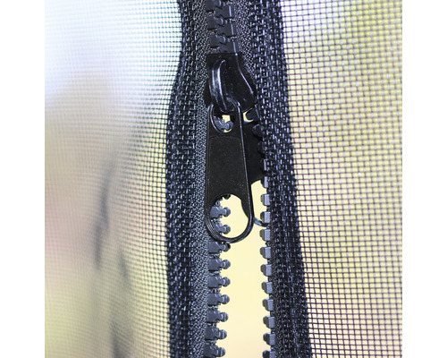 Detailaufnahme eines schwarzen Reißverschlusses an einem Moskitonetz