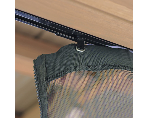 Detail einer schwarzen Moskitonetzgardine mit Aufhängung an einer Schiene