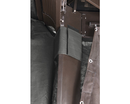 Detailansicht eines Pavillons mit Stoffbahnen