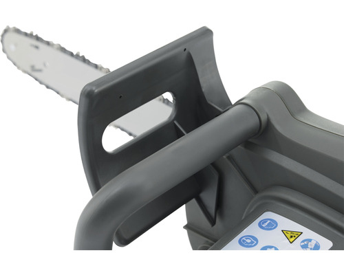 Detailansicht einer Kettensäge mit Handgriff und Schwert