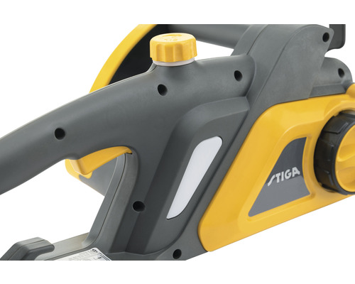 Detailansicht einer elektrischen Kettensäge von Stiga