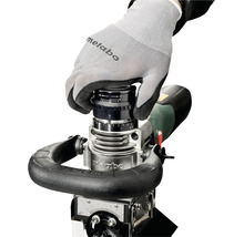 Person mit Metabo Handschuhen bedient Nutfräse
