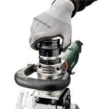 Hand mit Metabo Handschuh bedient Nutfräse