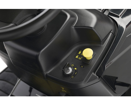 Nahaufnahme der Bedienelemente eines Rasentraktors, einschließlich Zündschloss und Messerkupplung