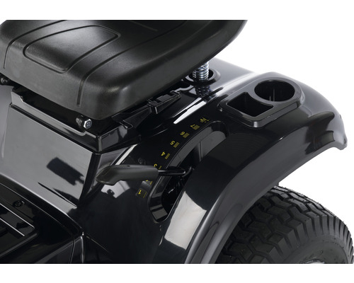 Detailaufnahme eines Rasentraktors mit Sitz, Höhenverstellung und Getränkehalter