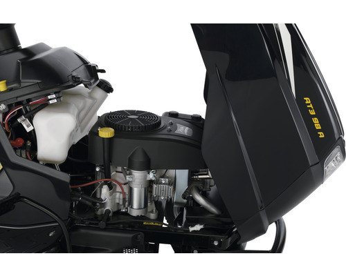 Detailansicht des Motors eines Rasentraktors