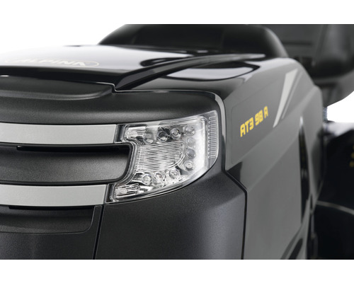 Detailaufnahme eines Rasentraktors mit Scheinwerfer und Modellbezeichnung