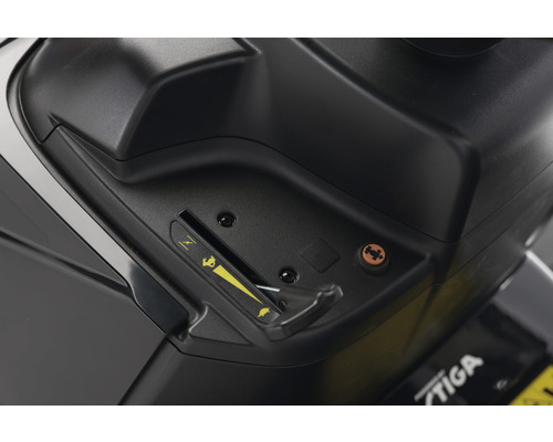 Detailaufnahme eines Bedienelements mit Hebel und Symbolen an einem Gartengerät von Stiga