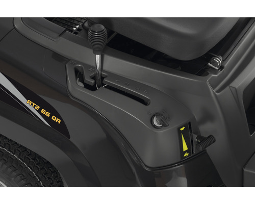 Nahaufnahme des Getriebes und Zündschlosses eines Rasentraktors