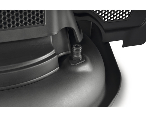 Detailansicht eines Rasenmähers mit Wasseranschluss