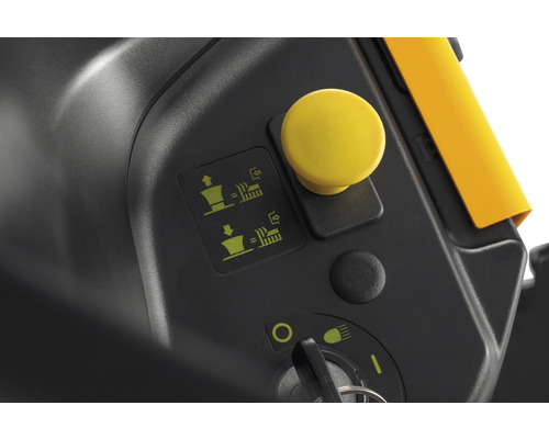 Detailansicht der Bedienelemente eines Gartengeräts mit gelbem Knopf und Symbolen für die Höheneinstellung