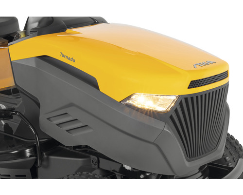 Detailaufnahme des Stiga Tornado Rasentraktors mit Scheinwerfer