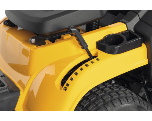 Detailaufnahme eines Rasentraktors mit Gangschalthebel und Getränkehalter