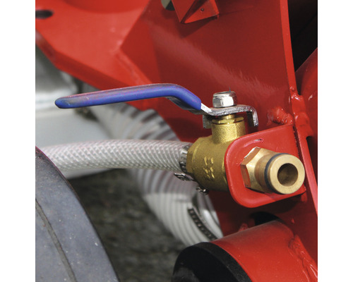 Detailaufnahme eines Kugelhahns mit Schlauchanschluss an einer roten Metallkonstruktion.