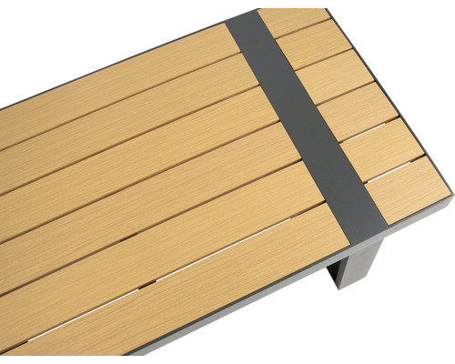 Detailansicht eines Gartentisches mit Holzlatten und einem Metallrahmen