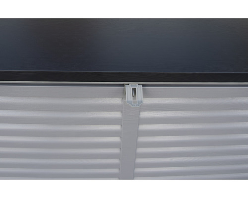 Detailaufnahme eines Fensterrollos mit Halterung