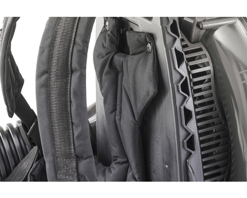 Detailansicht eines Laubbläsers mit Tragegurten und Rückenpolsterung