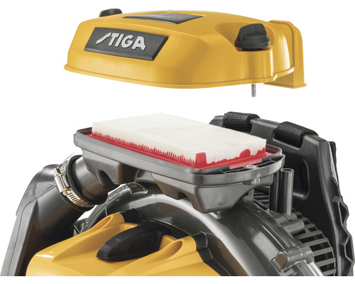 Luftfilter eines Laubbläsers mit geöffnetem Luftfiltergehäuse und Stiga Logo