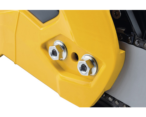 Detailansicht einer Kettensäge mit gelbem Gehäuse und Befestigungsschrauben