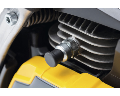 Detailaufnahme eines Motors mit Zündkerze