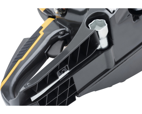 Detailaufnahme einer Kettensäge mit Griff und Werkzeug