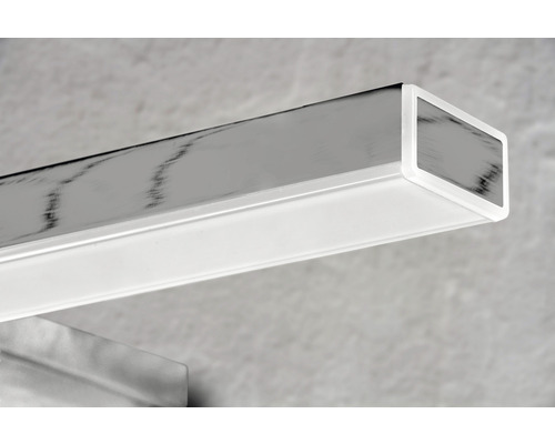 Detailaufnahme einer quadratischen LED-Badleuchte mit Chromoberfläche