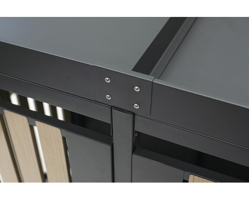 Detailansicht eines Gartenschranks mit Metallrahmen und Holzverkleidung.