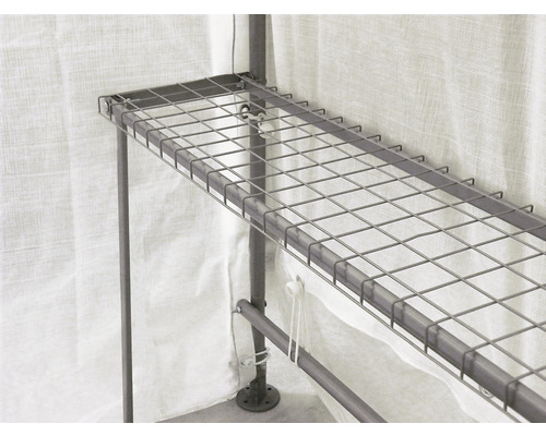 Detailansicht eines Regalsystems mit Metallstruktur und Drahtgitterböden